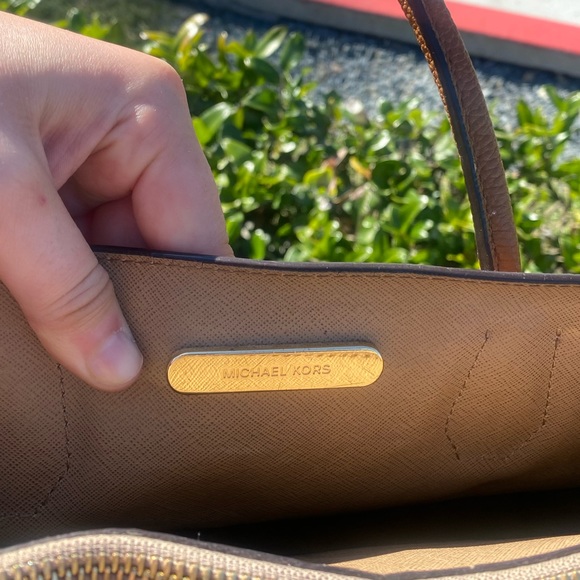 Michael Kors Pebbled Mercer Bag - Picture 3 of 6